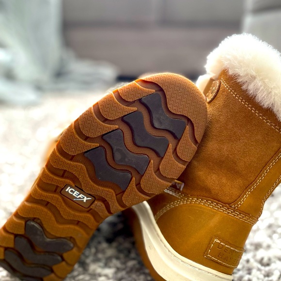 Denver Hayes boots are in great condition have a tan colour with white fur - Picture 4 of 5